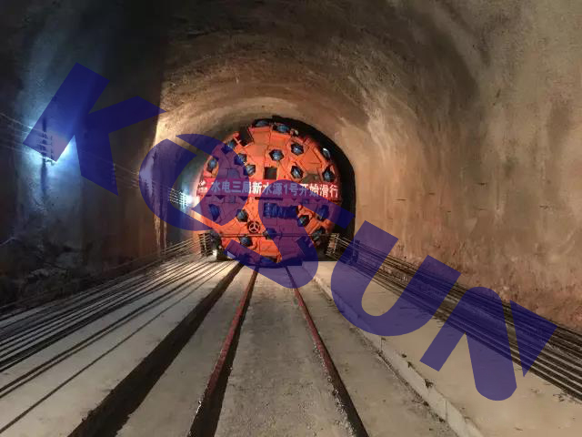 國產(chǎn)首臺(tái)雙護(hù)盾硬巖掘進(jìn)機(jī)創(chuàng)月進(jìn)尺新紀(jì)錄