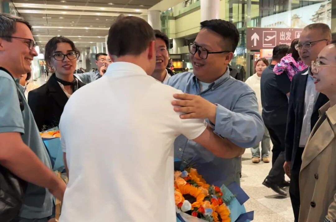 雙方在機(jī)場(chǎng)親切擁抱 雙方在機(jī)場(chǎng)親切擁抱