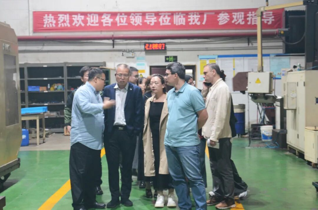 俄方人員參觀科迅機(jī)械生產(chǎn)線 俄方人員參觀科迅機(jī)械生產(chǎn)線
